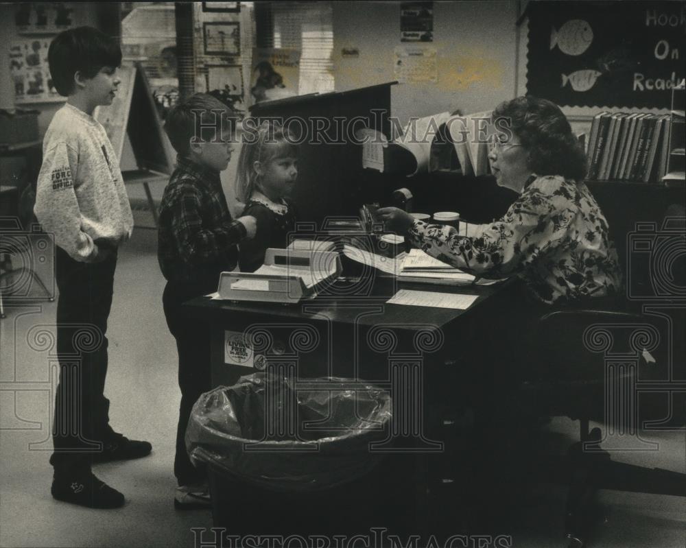 1992 Press Photo Teacher Sylvia Kolberg Meeting With :Students at School - Historic Images