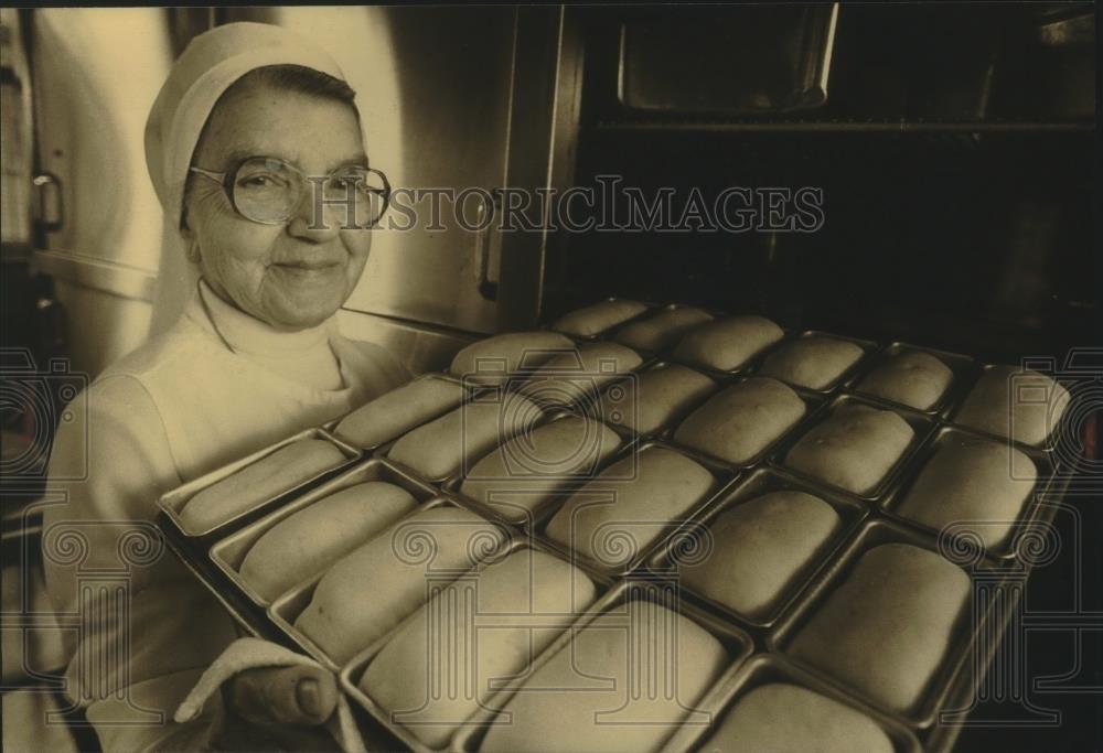 1989 Press Photo Sister Ludwigis Einhauser puts bread in St. Joseph&#39;s oven - Historic Images