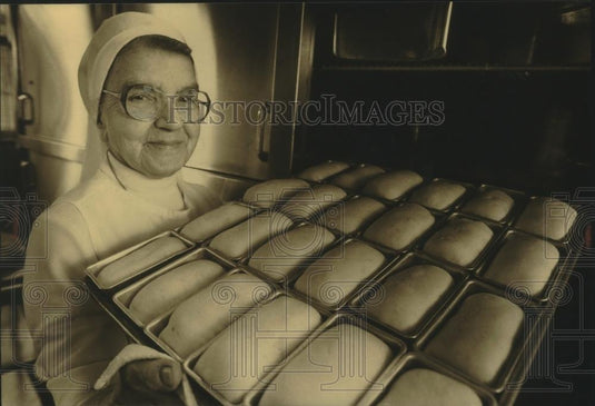 1989 Press Photo Sister Ludwigis Einhauser puts bread in St. Joseph's oven - Historic Images