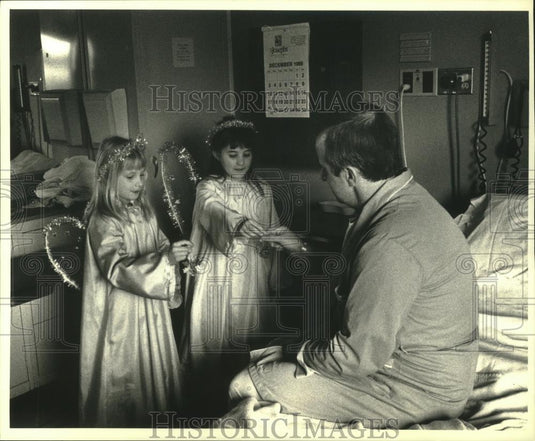 1989 Press Photo Two Children Wearing Angel Costumes at Saint Joseph's Hospital - Historic Images