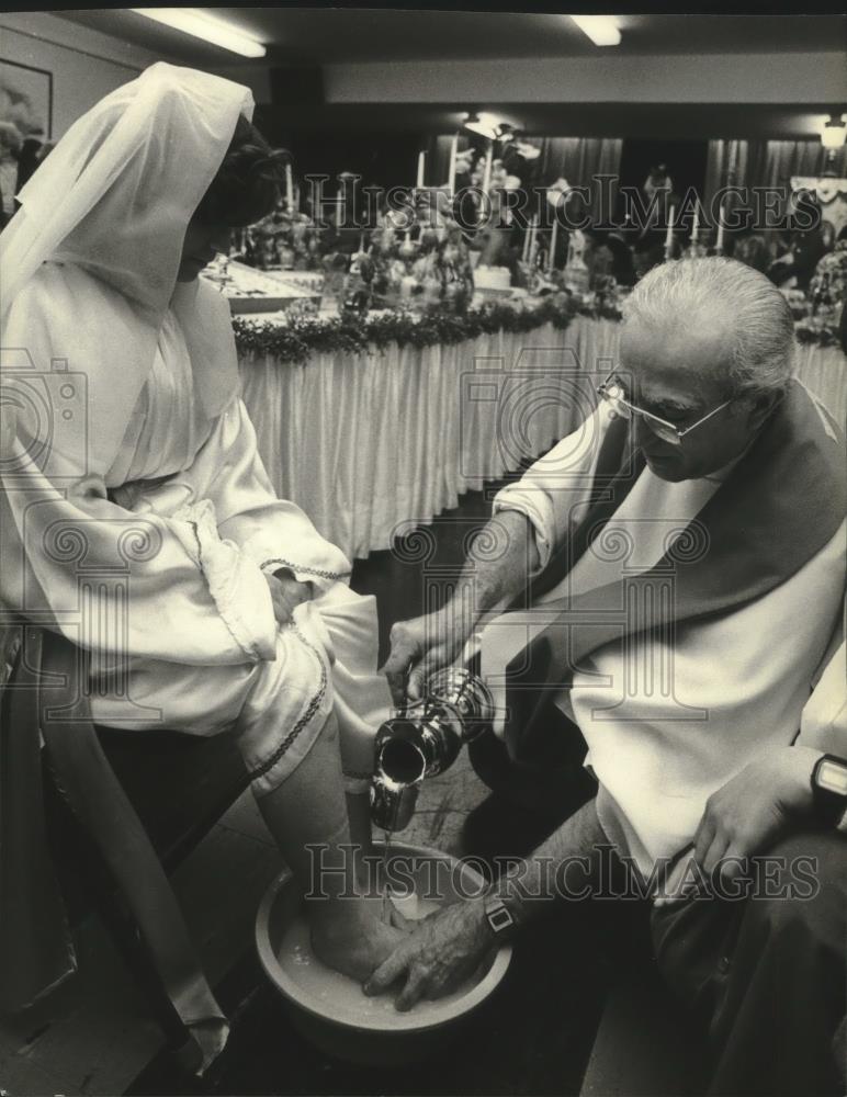 1983 Press Photo Father Albert Corradin washes feet of Maria Treviso Milwaukee - Historic Images