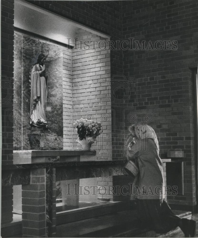 Press Photo Woman kneels at shrine of Blessed Virgin at St. Nicholas Church - Historic Images