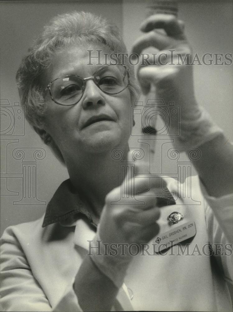 1994 Press Photo Oncology Nurse Gail Groshek With Syringe At St. Mary&#39;s Hospital - Historic Images