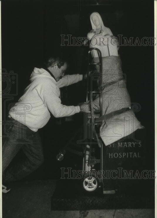 1994 Press Photo John Carr Moves Statue Of St. Mary At St. Mary's Hospital - Historic Images