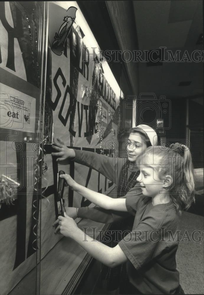 1993 Press Photo Erin Droese And Karen Windau Do Puzzles At St. Matthias School - Historic Images