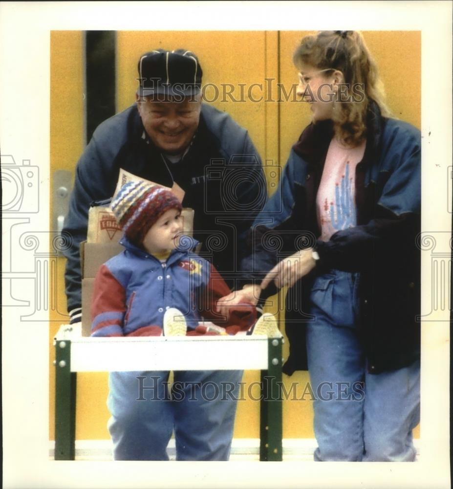 1993 Press Photo Salvation Army volunteer delivers groceries, Milwaukee - Historic Images