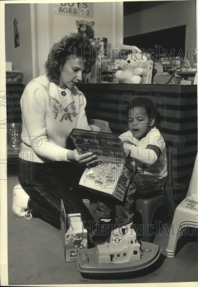 1989 Press Photo Salvation Army Volunteer plays with Jeremy Bievers, Milwaukee - Historic Images