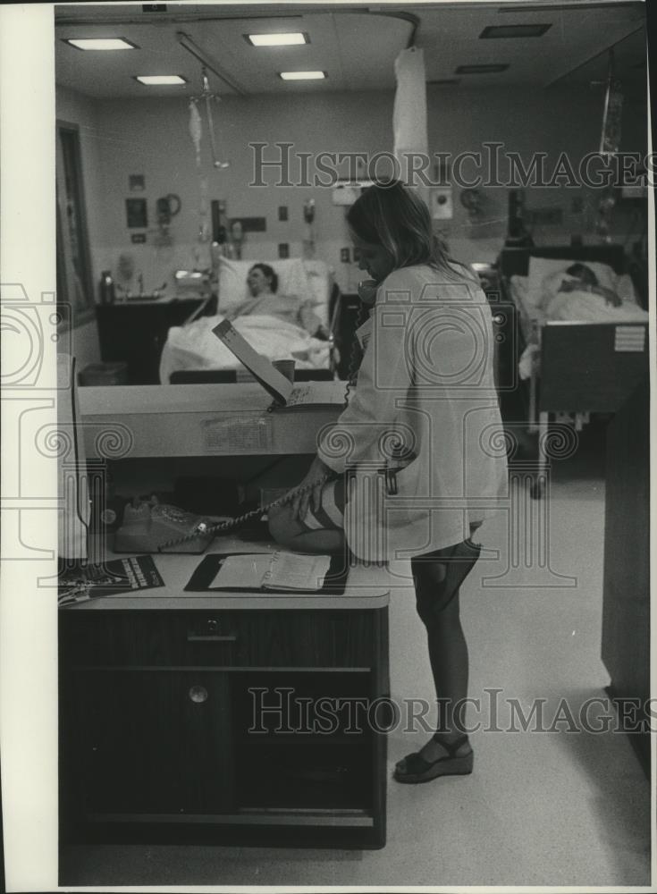 1977 Press Photo Ward with patients and doctor at St. Joseph&#39;s Hospital. - Historic Images