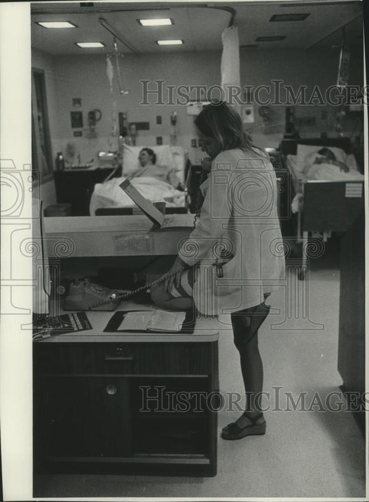 1977 Press Photo Ward with patients and doctor at St. Joseph's Hospital. - Historic Images