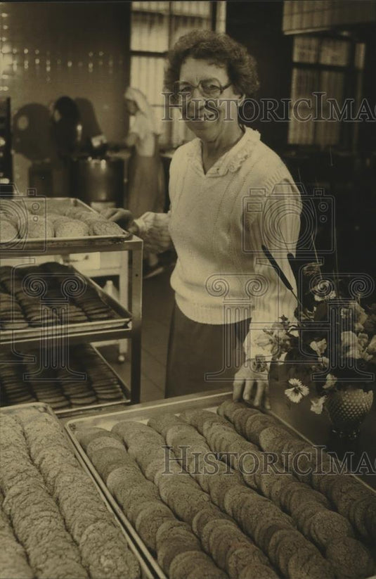 1989 Press Photo Sister Cecilia Zachman, chief of the School Sisters' kitchen. - Historic Images