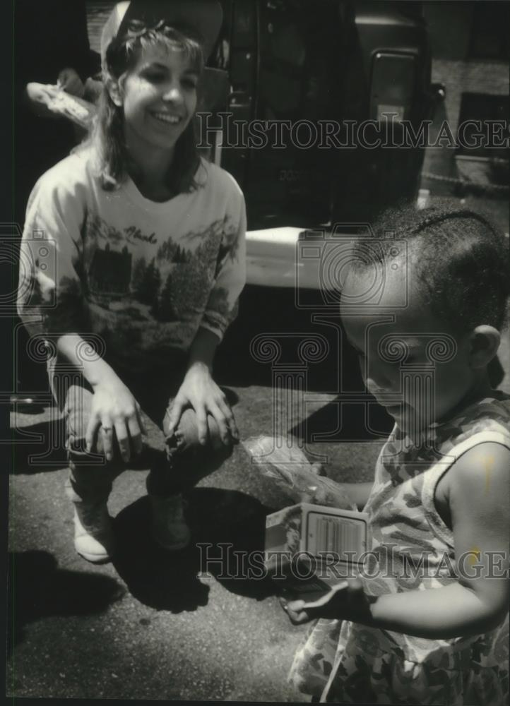 1993 Press Photo Heather Plapper gives out lunches for Milwaukee Salvation Army - Historic Images