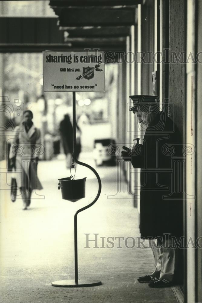 1981 Press Photo Salvation Army bell ringer near Boston Store in Milwaukee - Historic Images