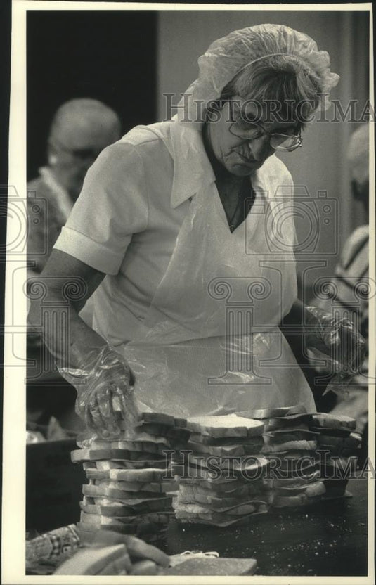1991 Press Photo Bessie Beider making sandwiches, Salvation Army, Milwaukee - Historic Images