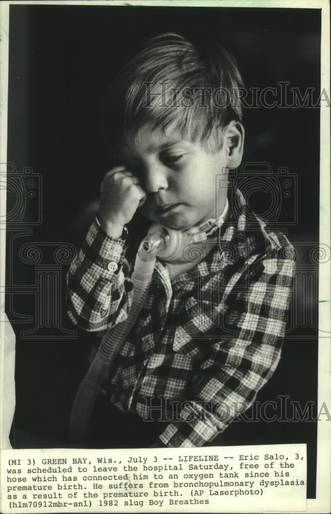 1982 Press Photo Eric Salo with a hose that connects him to an oxygen tank. - Historic Images