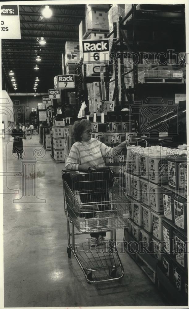 1990 Press Photo Loretta Castelvecchi, shops at Sam&#39;s Club, Town of Brookfield. - Historic Images