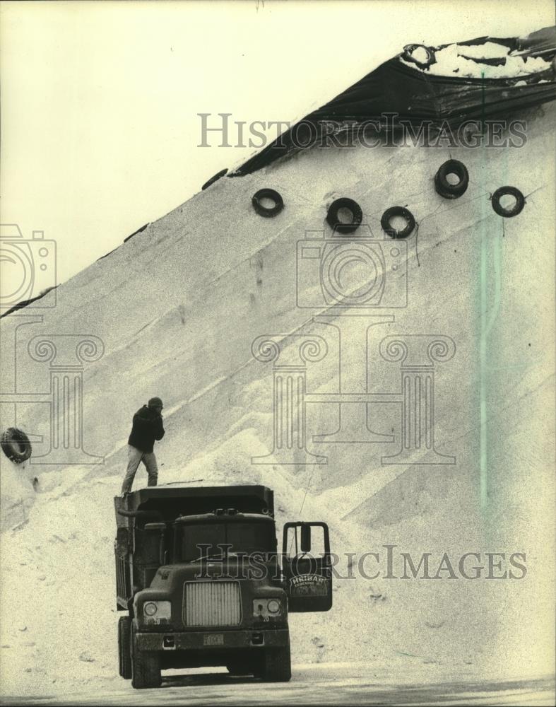 1982 Press Photo Dump truck on Jones Island dwarfed by a mound of salt - Historic Images