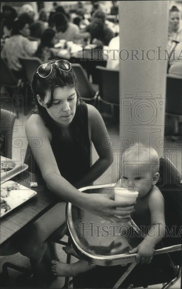 1988 Press Photo Laura Seymour of Milwaukee, son Brandon, St. Vincent de Paul. - Historic Images