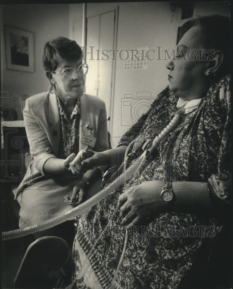 1988 Press Photo Sister Betty Bischel prays with Patricia Medina at St. Mary&#39;s - Historic Images