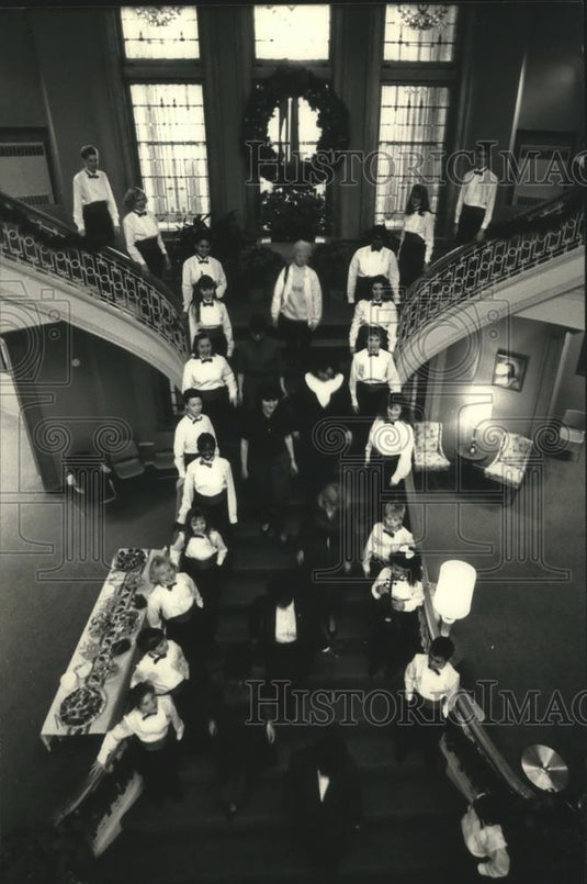 1990 Press Photo Carolers St. Mary's Hospice for tree lighting and memorial - Historic Images