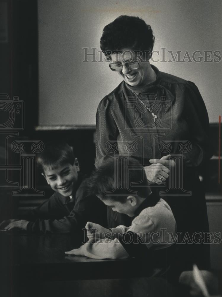 1992 Press Photo St. Rita&#39;s School students and teacher share laugh in class - Historic Images