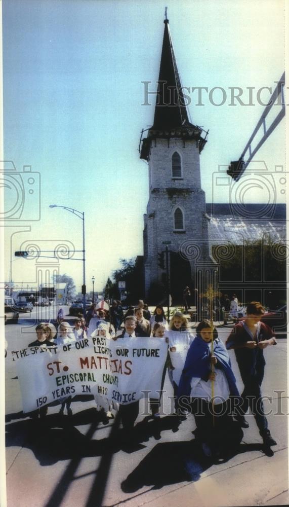 1994 Press Photo Children celebrate 150th year of St. Mattias Church Waukesha - Historic Images