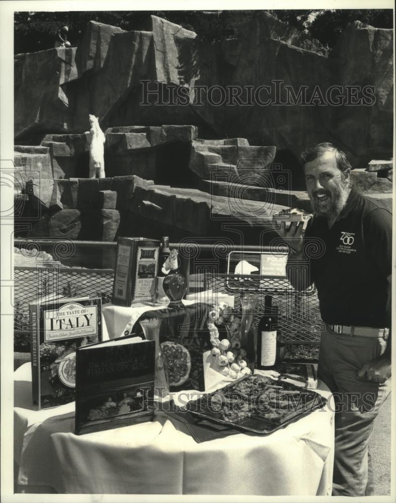 1991 Press Photo Milwaukee Zoo Curator Rich Sajdak samples pizza for zoo ball - Historic Images