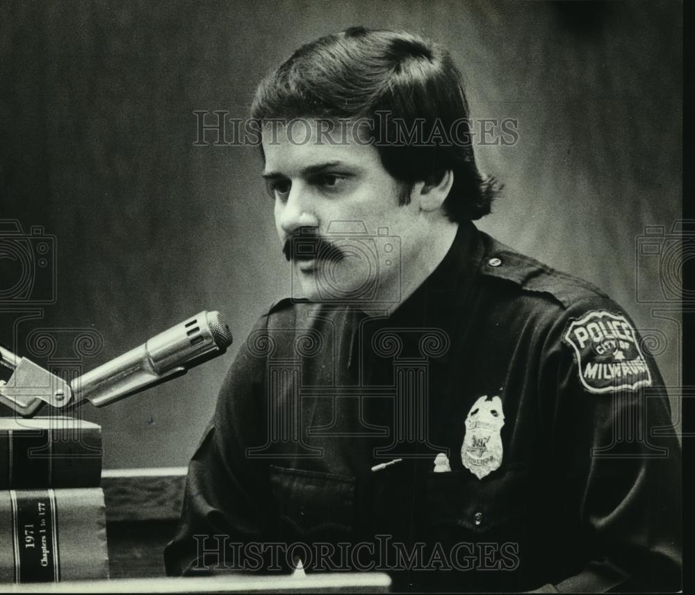 1981 Press Photo Police Officer Michael Pawlak on the stand in court. - Historic Images