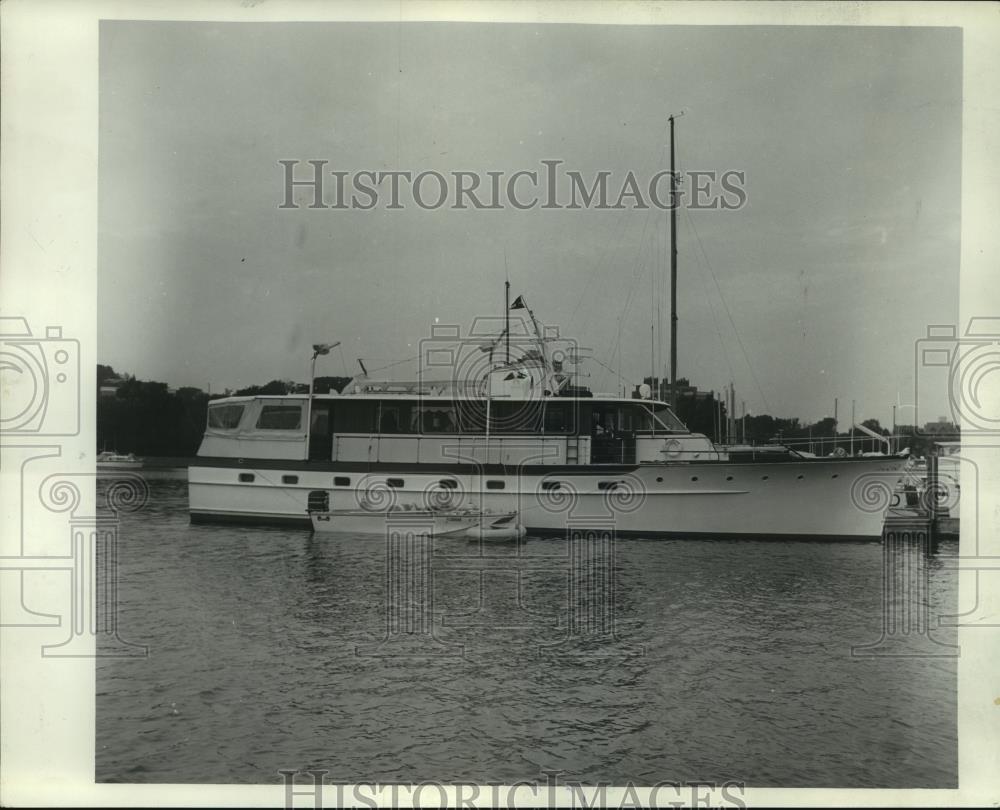 1989 Press Photo Wes Pavalon, President of Career Academy Yacht - mjb89305 - Historic Images
