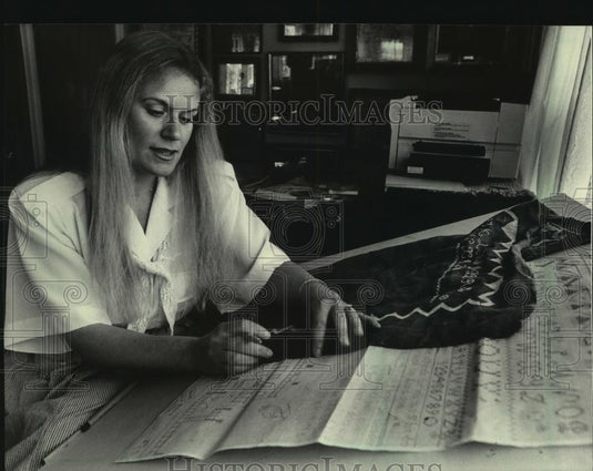 1986 Press Photo Marsha Parker's sampler business is booming in New Berlin - Historic Images