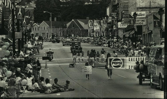 1988 Press Photo Fish Day Parade, Port Washington, Wisconsin - mjb89341 - Historic Images