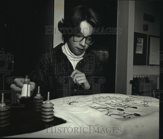 1992 Press Photo MACC-STAR Christmas Ornament Artist Jennifer Pridgeon at home - Historic Images