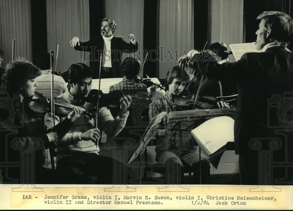 1984 Press Photo Manuel Prestamo conducts members of Music for Youth symphony - Historic Images