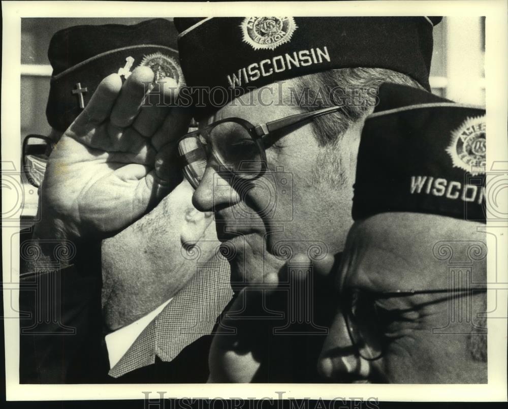 Press Photo Robert Anderson salutes at a President&#39;s Day ceremony Milwaukee - Historic Images