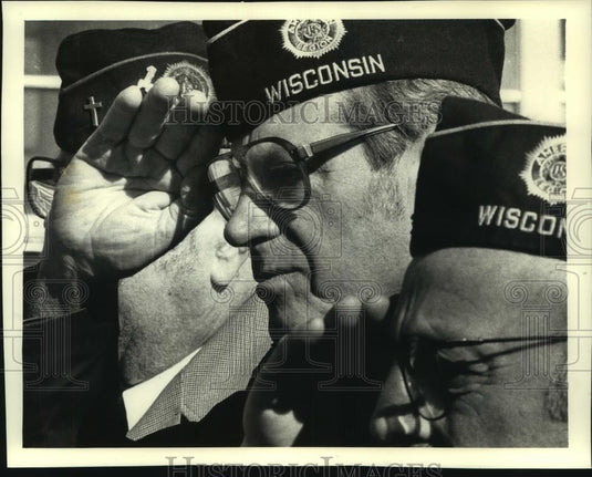 Press Photo Robert Anderson salutes at a President's Day ceremony Milwaukee - Historic Images