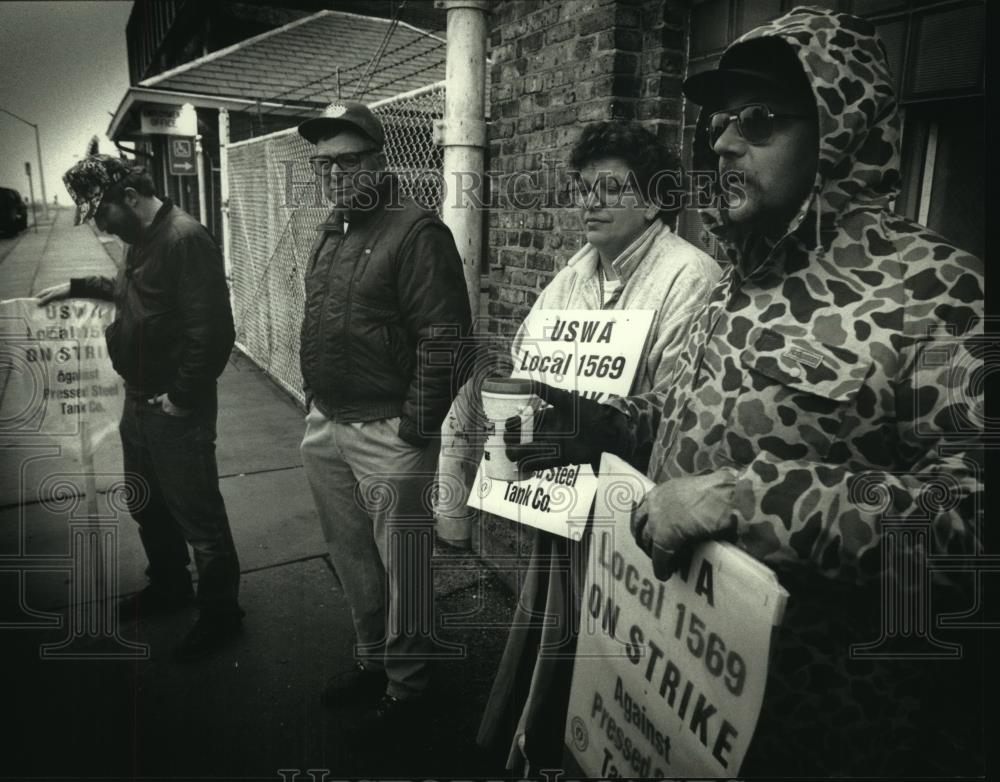 1992 Press Photo Gary Zellmer and family strike at Pressed Steel Tank West Allis - Historic Images