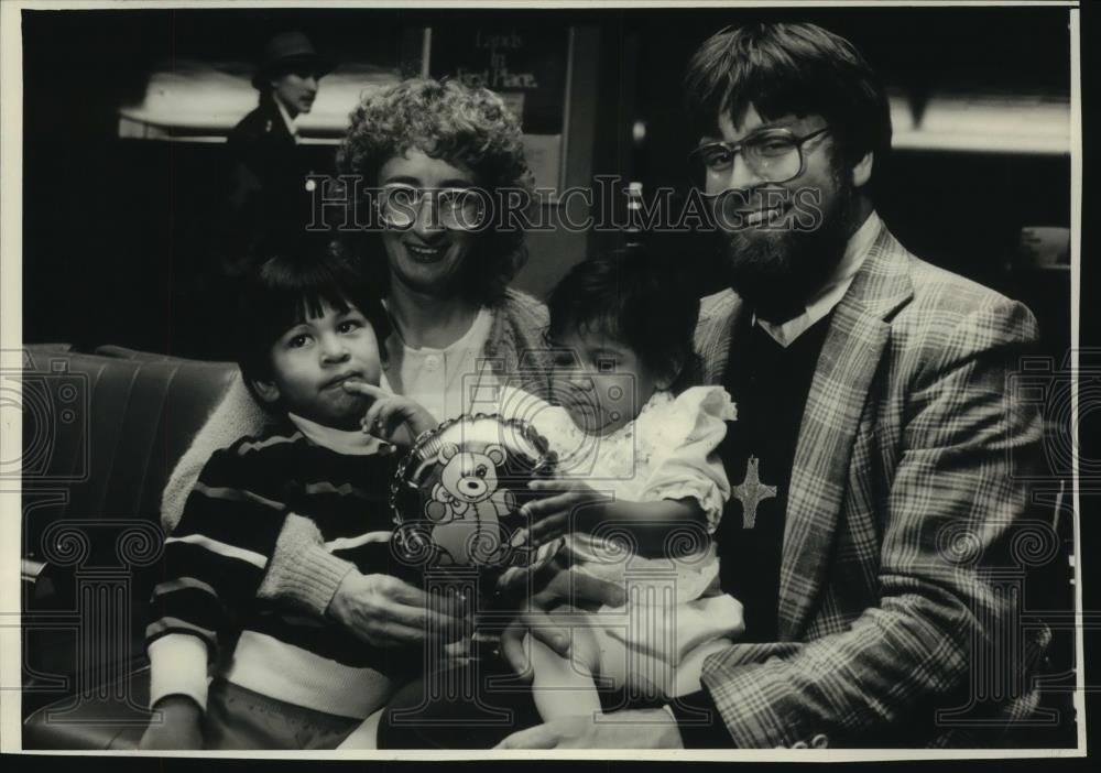 1988 Press Photo Neuman&#39;s hold their adopted children at Mitchell Airport - Historic Images