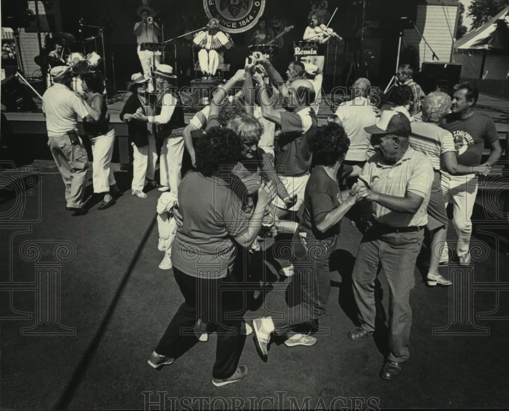 1985 Press Photo People dancing to a polka band at the Polish Fest - mjb89531 - Historic Images