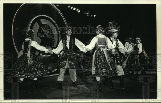 1989 Press Photo Members of the Syrena Polish Dance Troupe dancing, Polish Fest - Historic Images