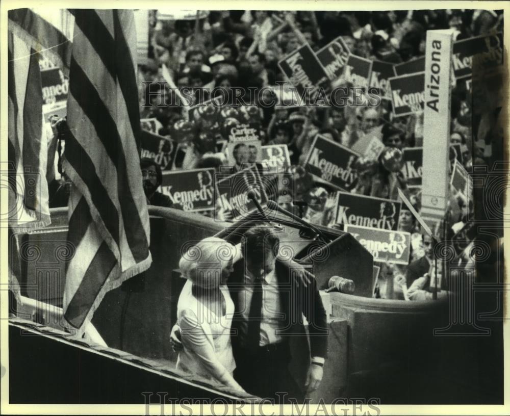 1980 Press Photo Senator Edward Kennedy and wife Joan at Democratic Convention - Historic Images