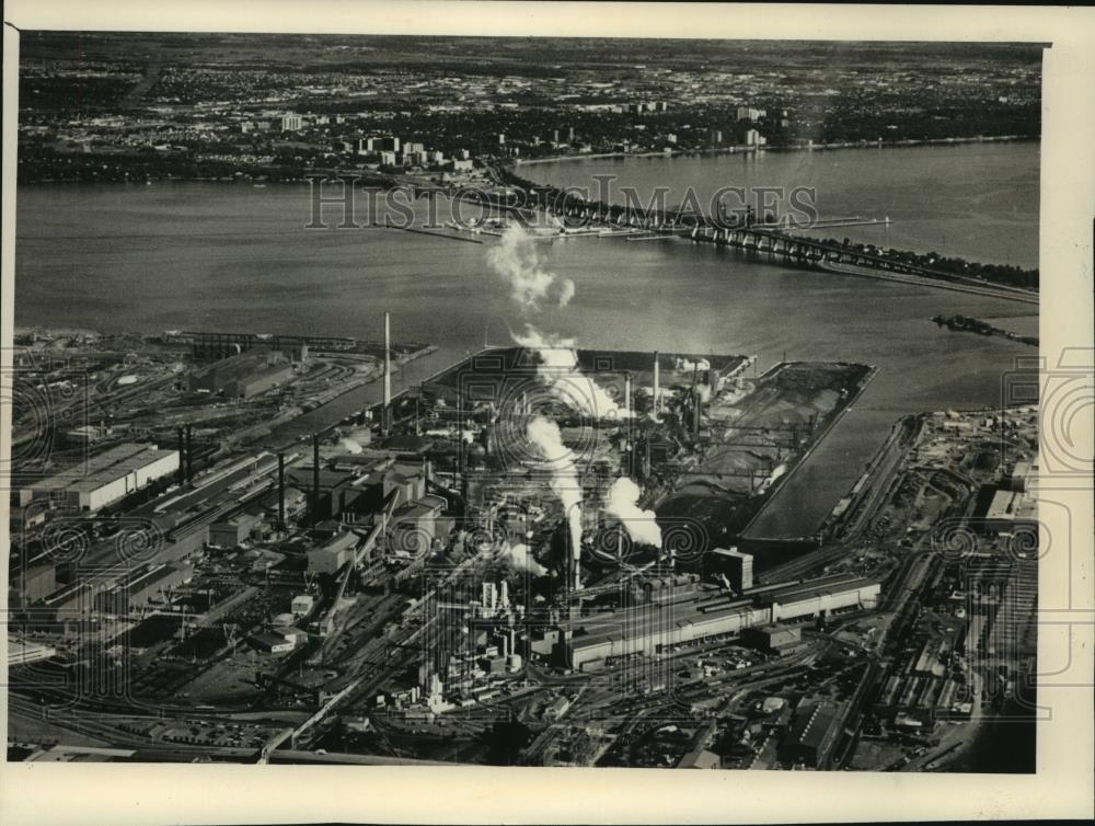 1988 Press Photo Aerial view of Hamilton, Ontario steel mills - mjb89653 - Historic Images