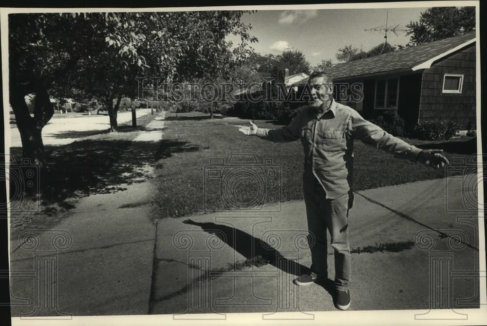 1988 Press Photo Sam Giarrizzo lives on a deserted street near Love Canal - Historic Images