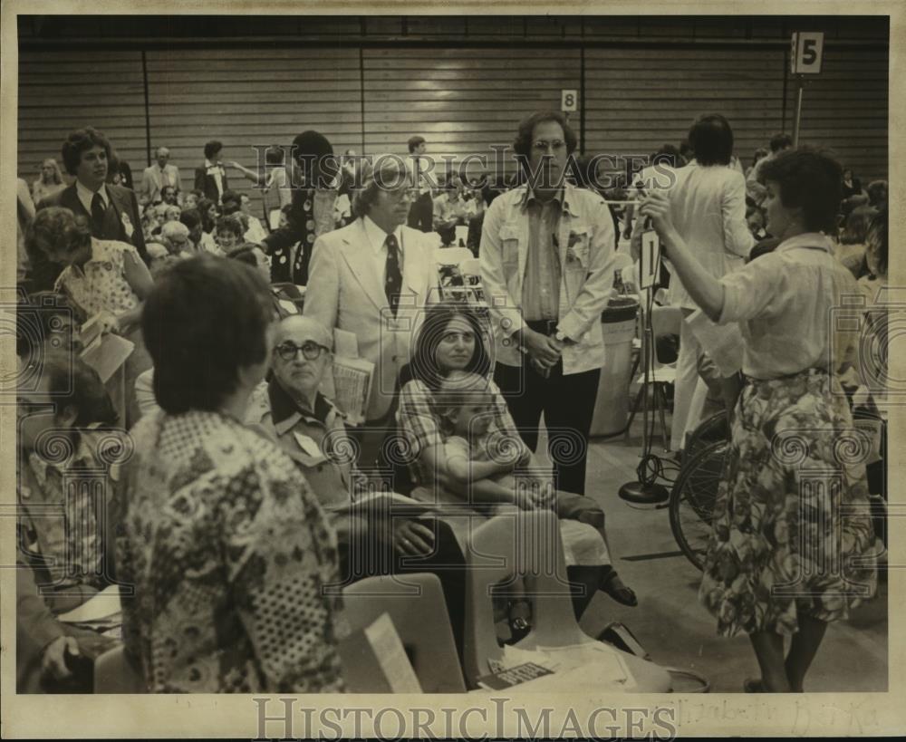 1978 Press Photo Elizabeth Betka counts votes, Wisconsin Democratic Convention - Historic Images