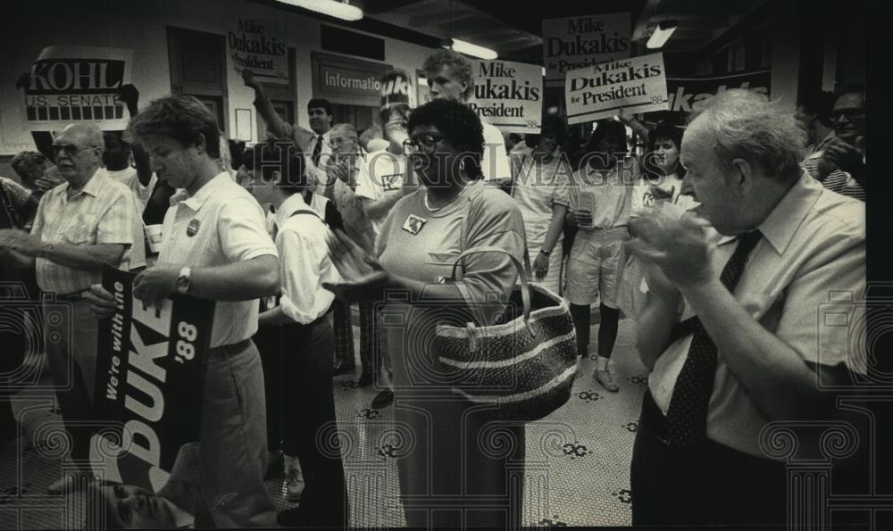 1980 Press Photo Wisconsin Democratic Presidential nominee Michael Dukakis rally - Historic Images