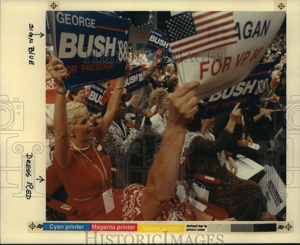 1988 Press Photo Attendees hold signs at Republican Convention, New Orleans - Historic Images