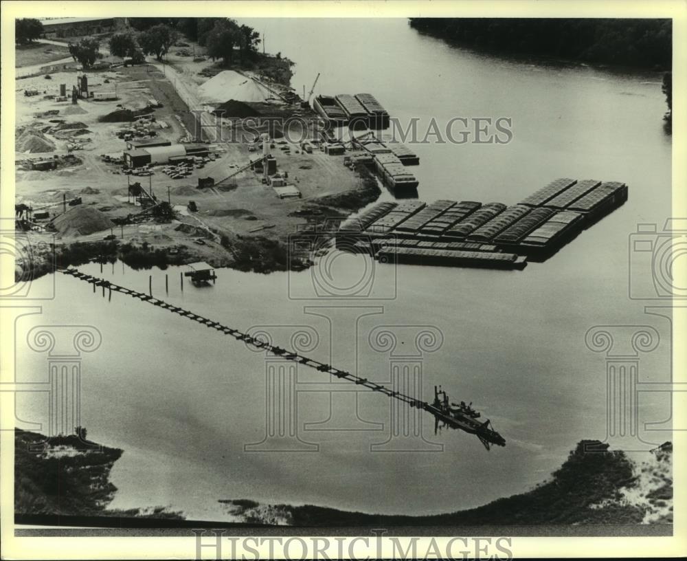 1980 Press Photo Aerial view of Mississippi River barges at St. Feriole Island - Historic Images