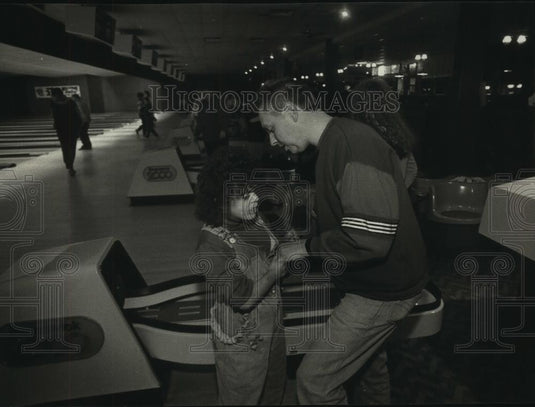 1993 Press Photo Lisa Prom & James Weslowski, learning to bowl, Cedarburg - Historic Images
