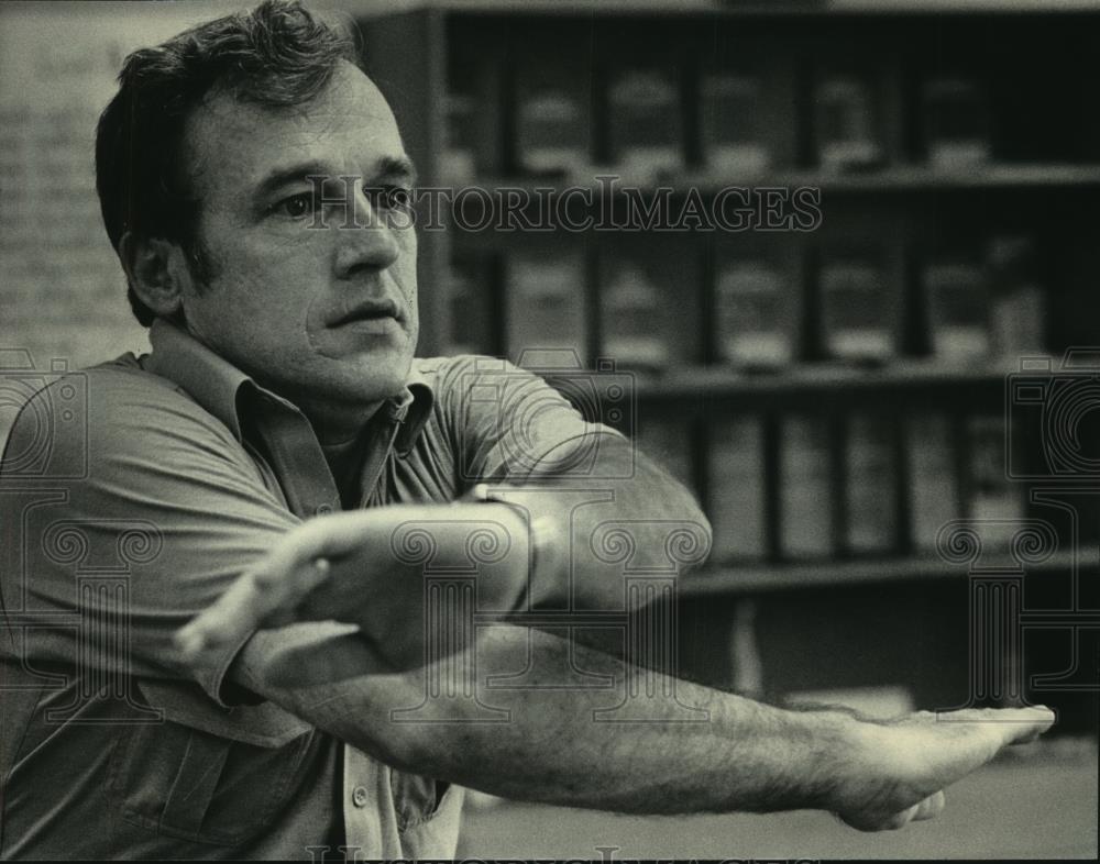 1984 Press Photo Pat Buckley did a muscle-stretching exercise in Milwaukee - Historic Images