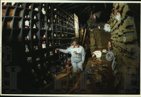 1993 Press Photo Marie Murphy Checks Out Miniatures At House On The Rock - Historic Images