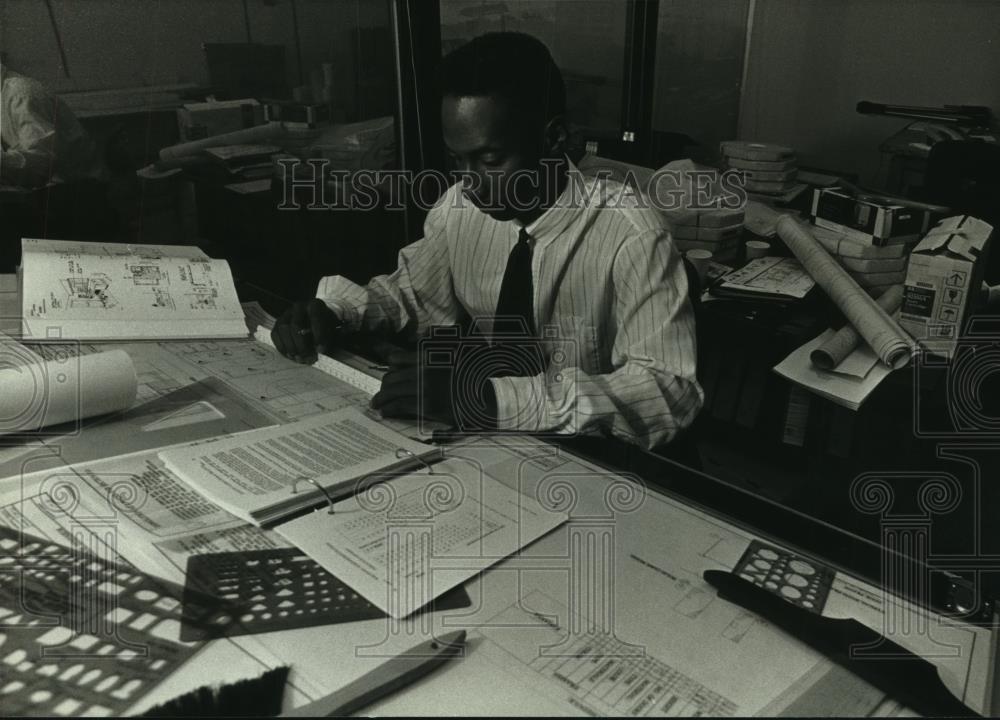 1993 Press Photo Rollen Perry Works On Conversion Plans At Journey House - Historic Images