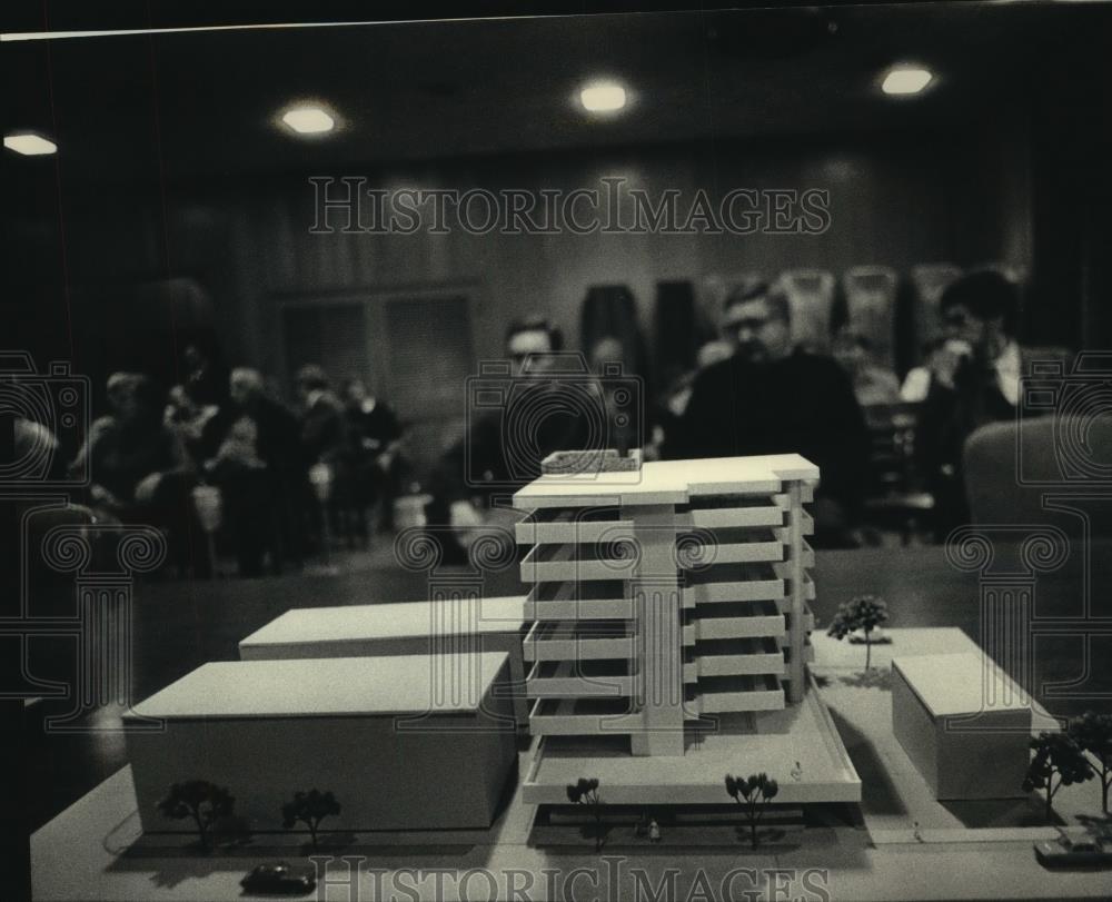 1987 Press Photo Model of proposed condominiums, Port Washington, Wisconsin - Historic Images